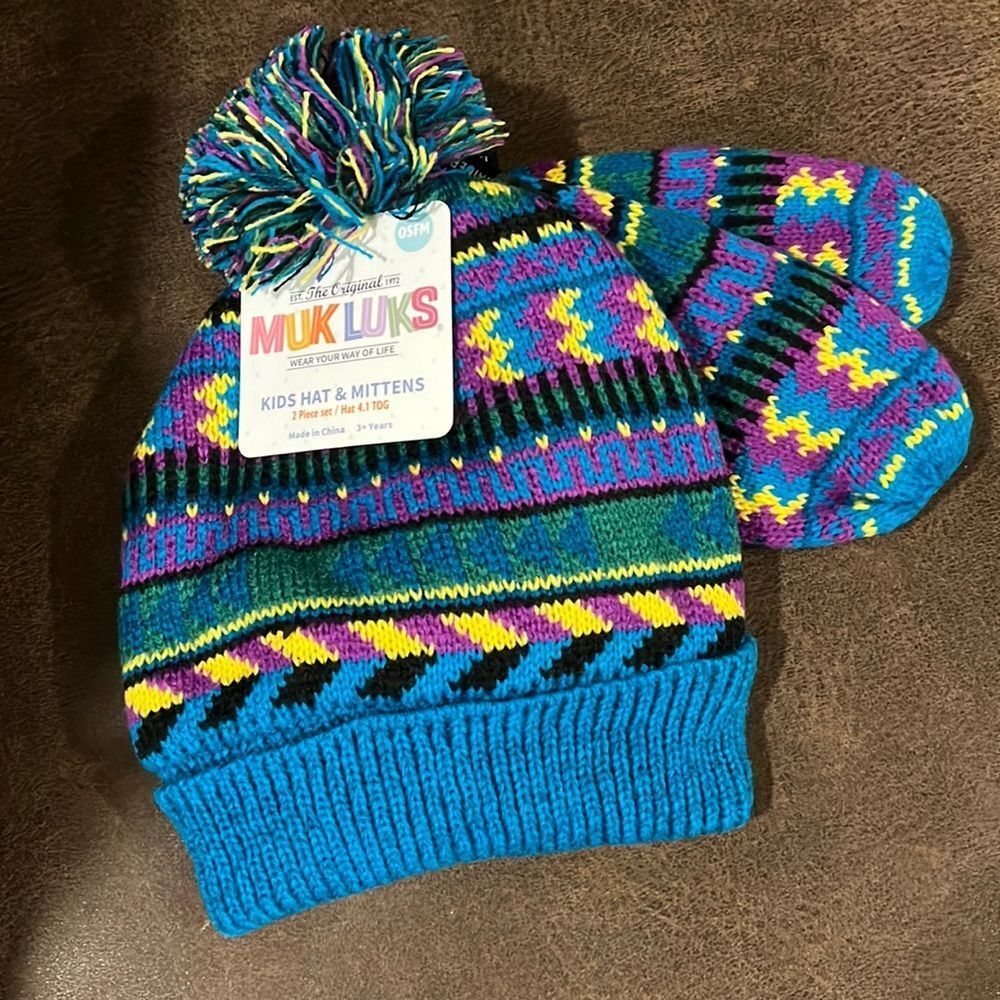 NWT mukluks hat/gloves set